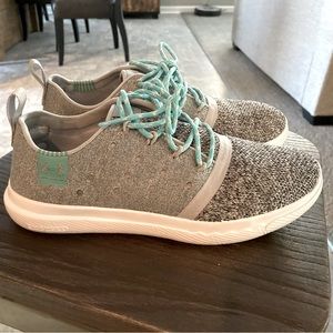 Under Armour tennis shoes, size 6.5.